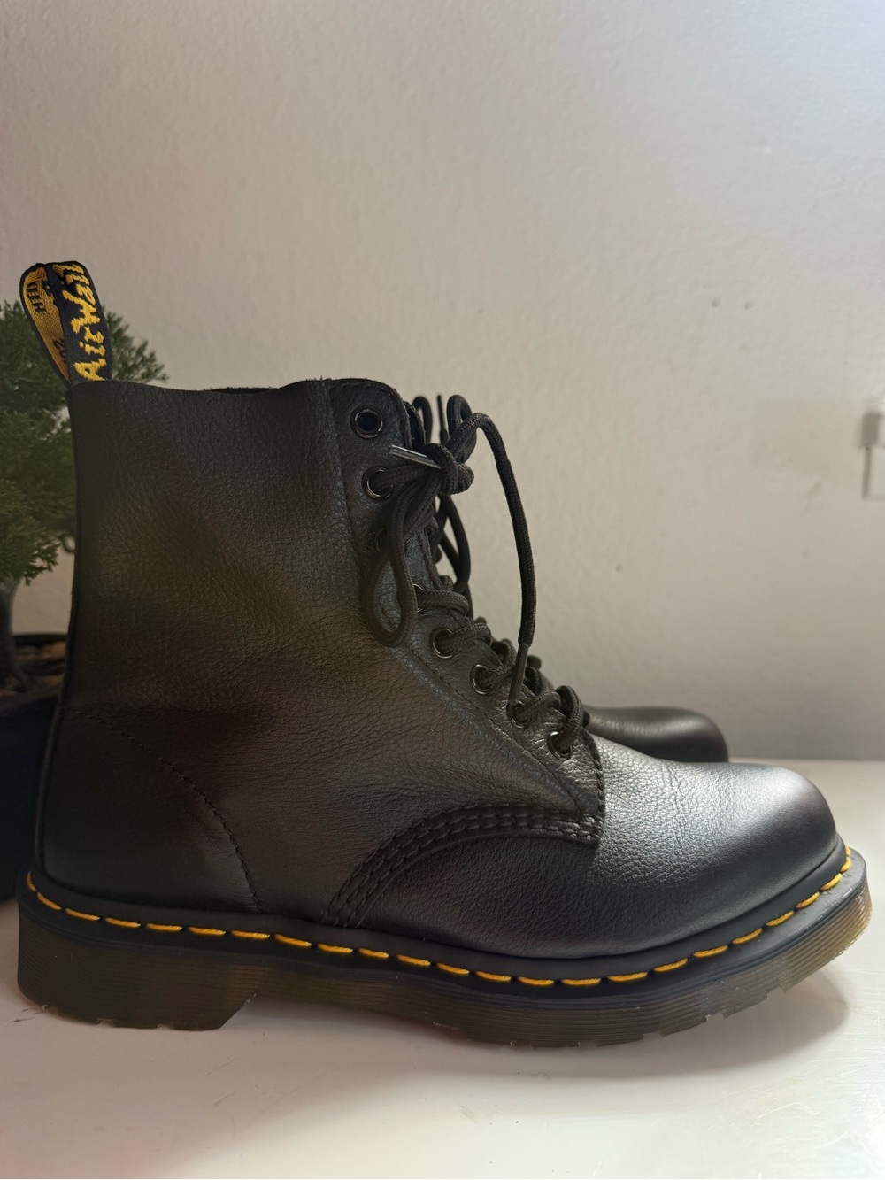 Dr. Martens 1460 pascal women size 8 black Leather Lace-Up Ankle Boots w
